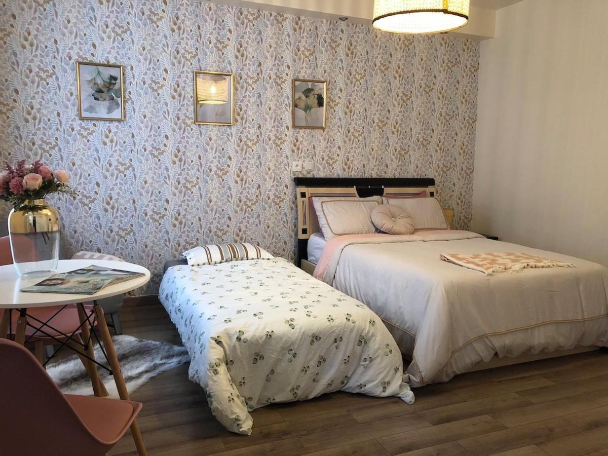 Petit Retro Francais 10 Apartment